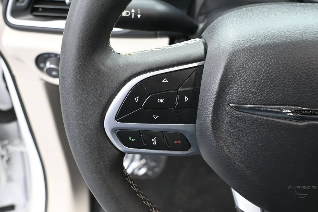 Used 2024 Chrysler Pacifica Touring-L FWD image 20