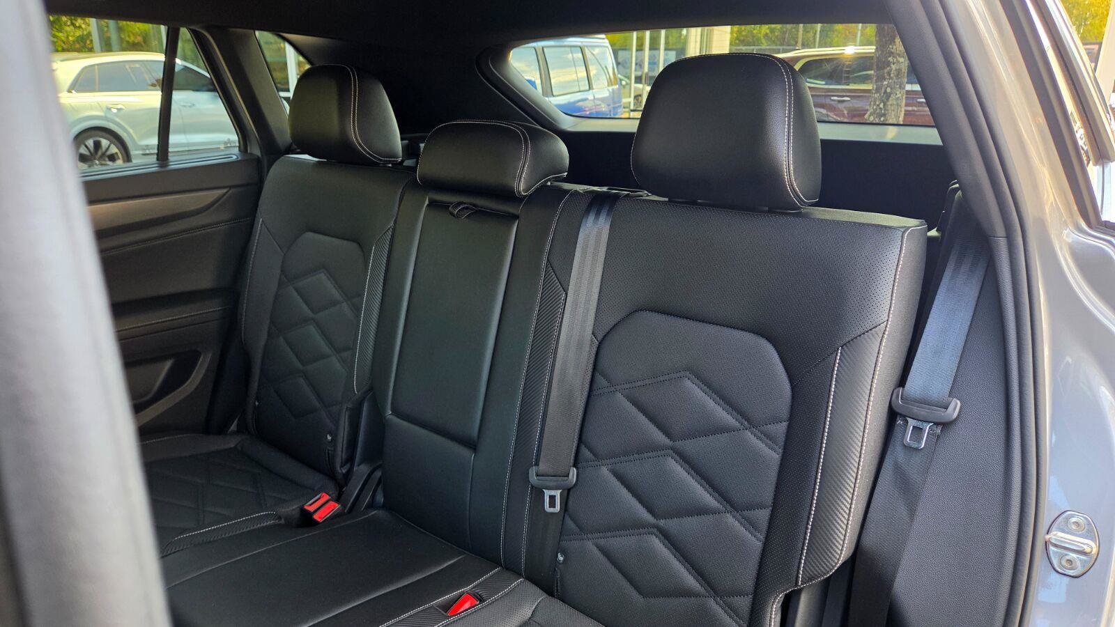 Used 2024 Volkswagen Atlas Cross Sport SE FWD image 43