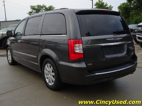 Used 2016 Chrysler Town & Country Touring FWD image 9