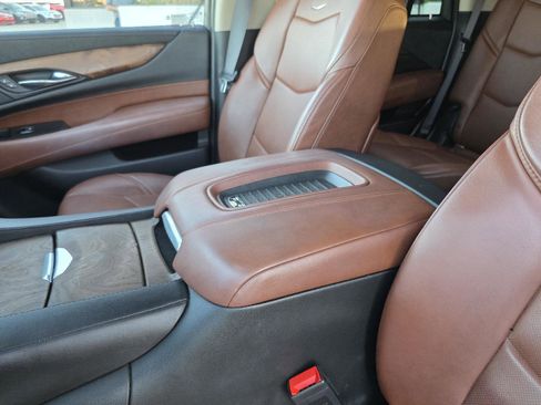 Used 2019 Cadillac Escalade Premium Luxury image 46