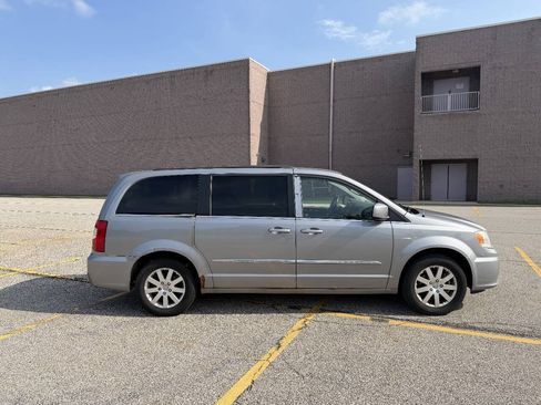 Used 2015 Chrysler Town & Country Touring FWD image 5