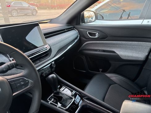 Used 2024 Jeep Compass Latitude image 18