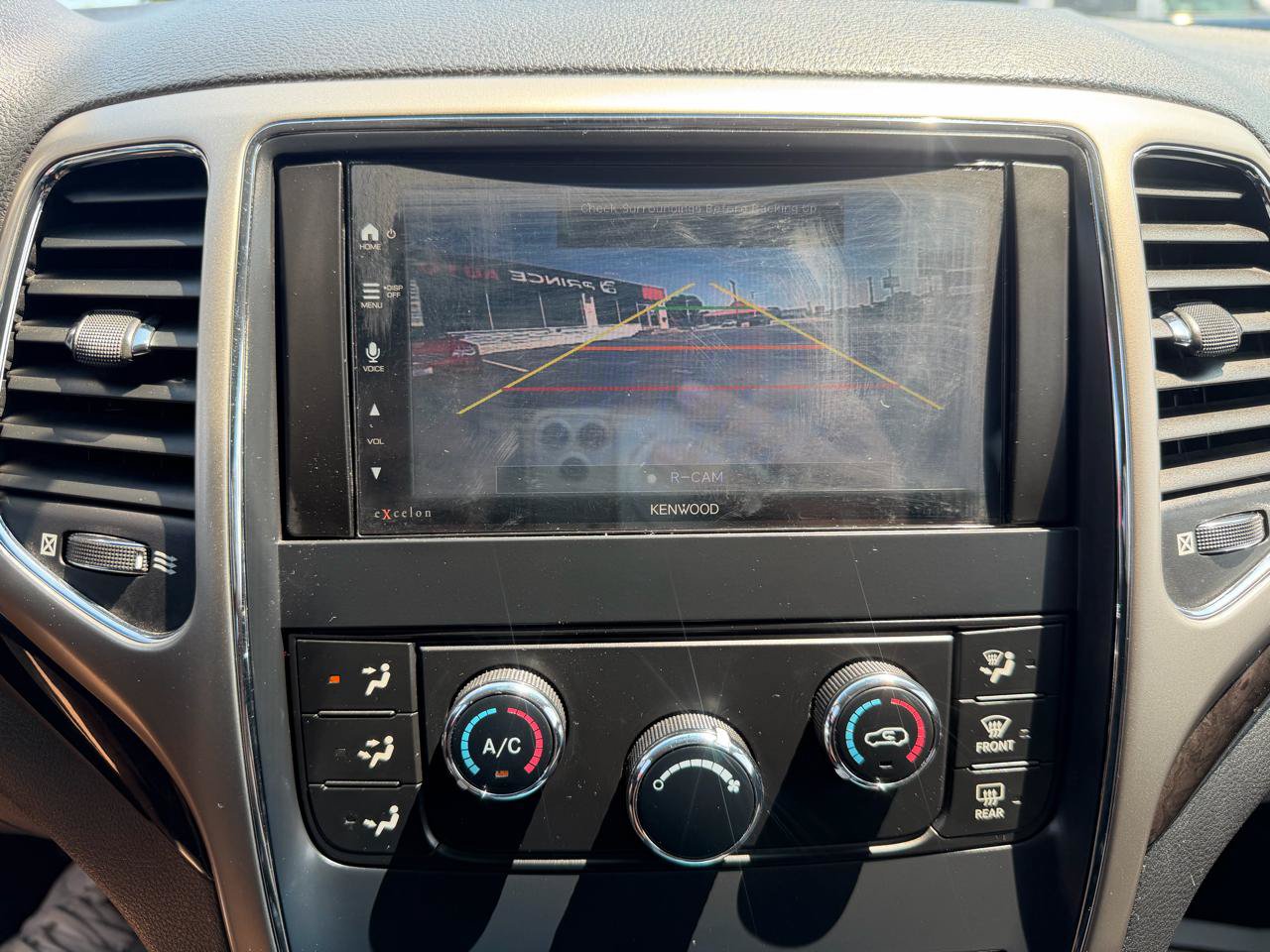Used 2011 Jeep Grand Cherokee Laredo AWD/4WD image 17