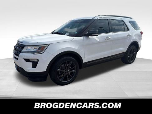 Used 2018 Ford Explorer XLT w/ Equipment Group 202A AWD/4WD image 2