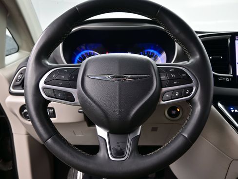 Used 2022 Chrysler Pacifica Touring-L FWD image 23