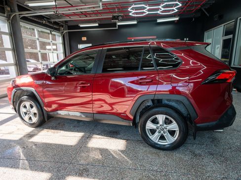 Used 2021 Toyota RAV4 LE image 2