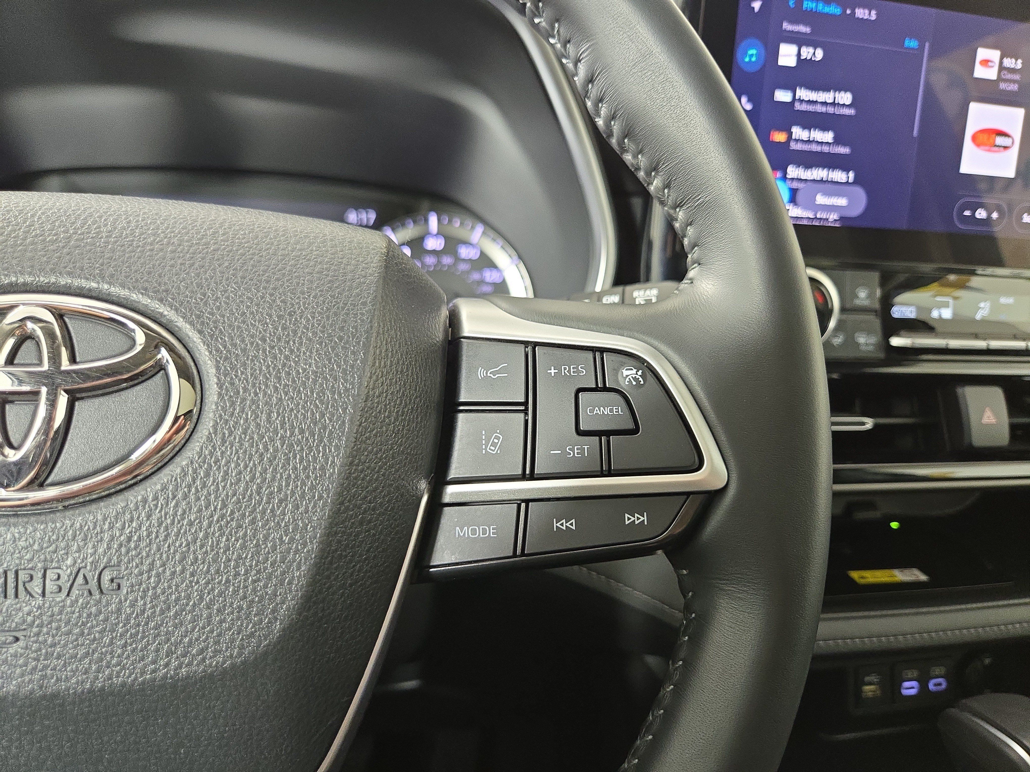 Used 2023 Toyota Highlander XLE AWD/4WD image 17