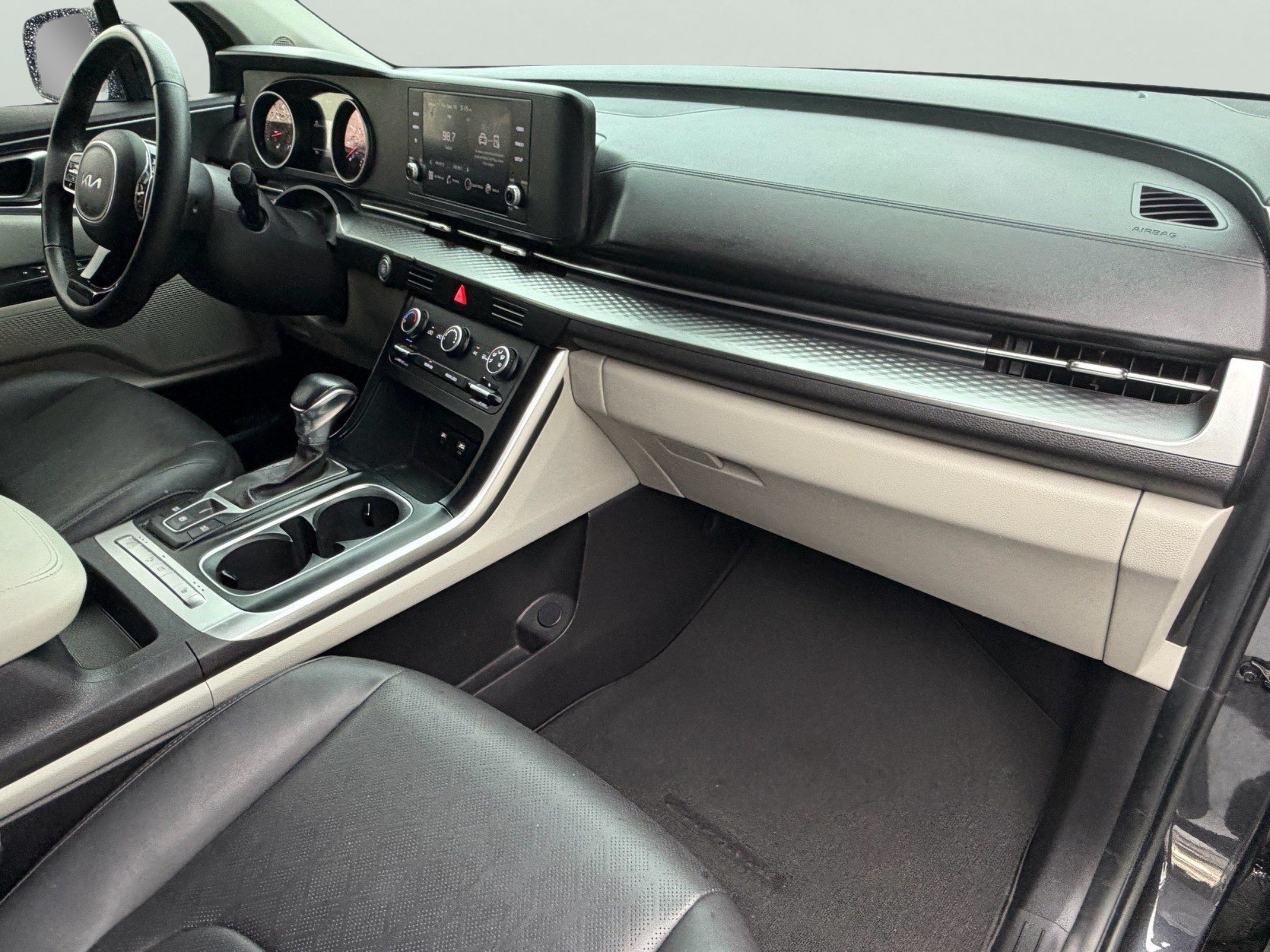 Used 2022 Kia Carnival LX FWD image 50