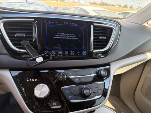 Used 2017 Chrysler Pacifica Touring w/ Tire & Wheel Group FWD image 5