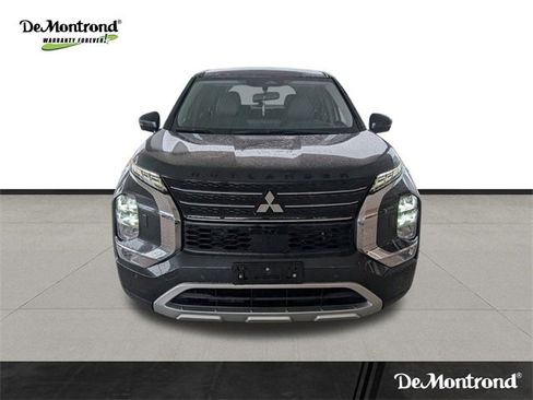 Used 2025 Mitsubishi Outlander SE image 2