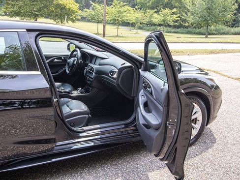 Used 2017 INFINITI QX30 w/ Cargo Package image 17