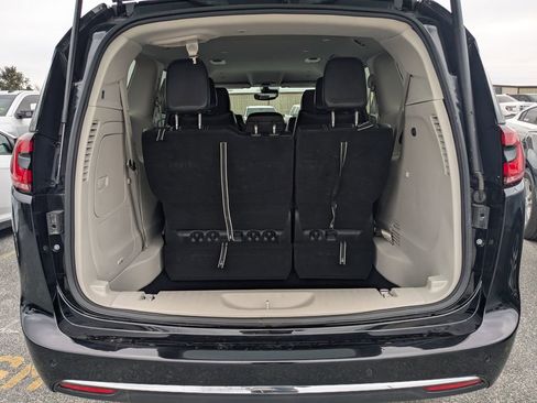 Used 2024 Chrysler Pacifica Select image 11