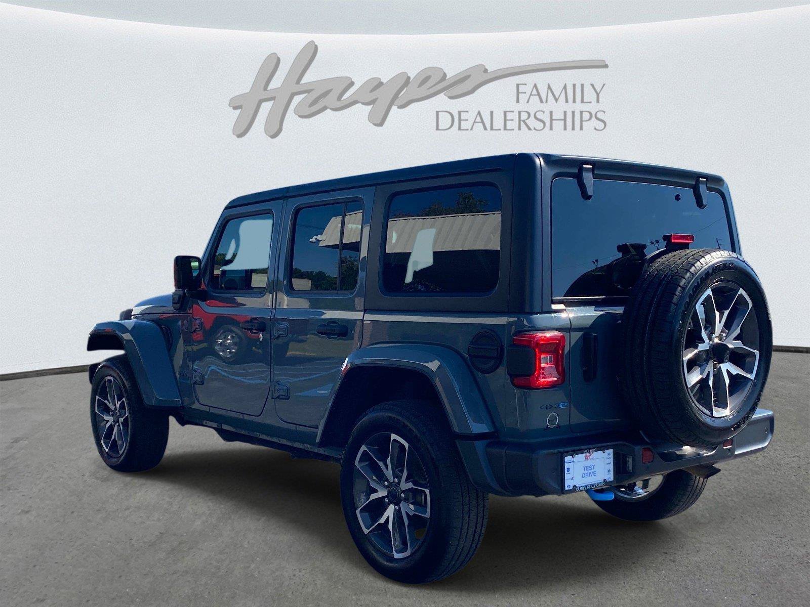 Used 2024 Jeep Wrangler Unlimited w/ Convenience Group AWD/4WD image 7