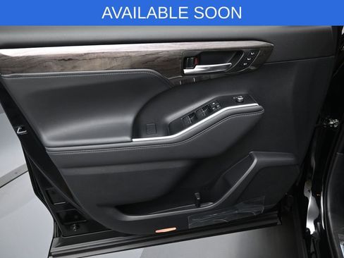 Certified 2026 Toyota Highlander Platinum AWD/4WD image 11