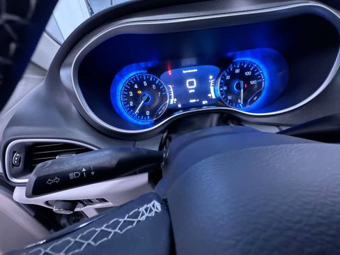 Used 2024 Chrysler Pacifica Touring-L image 18