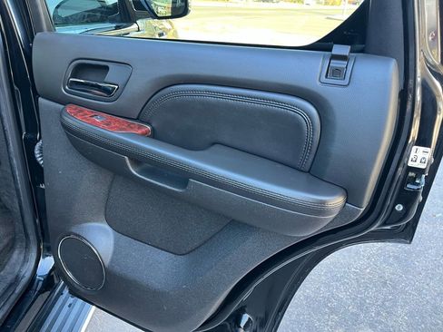 Used 2011 Cadillac Escalade Luxury image 21