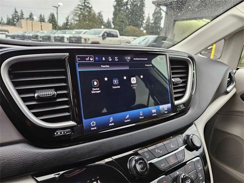 Used 2024 Chrysler Pacifica Touring-L image 21