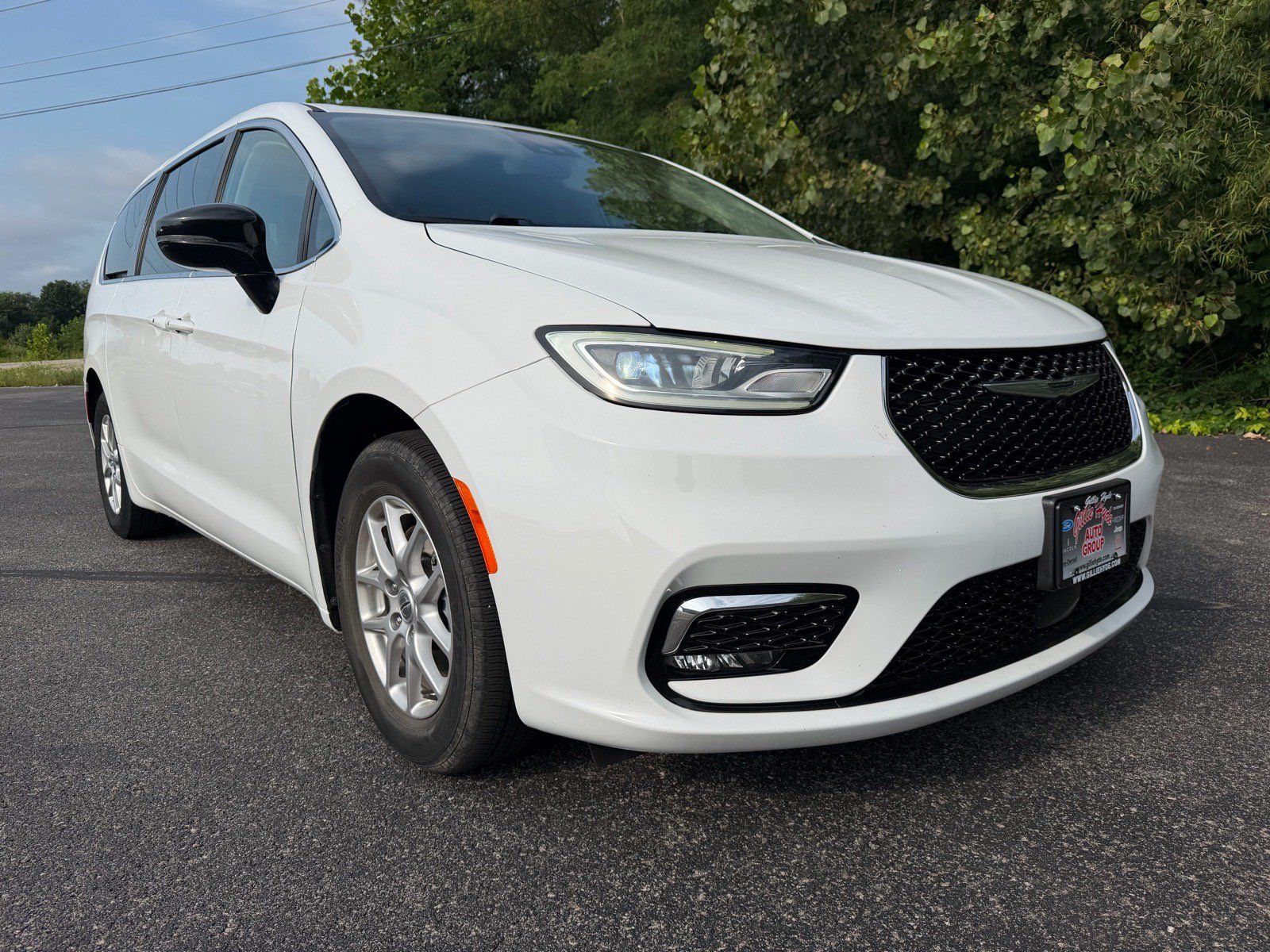 Used 2024 Chrysler Pacifica Touring-L FWD image 3