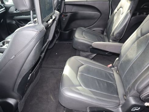 Used 2018 Chrysler Pacifica Touring-L Plus image 21