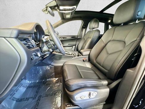 Certified 2026 Porsche Macan AWD/4WD image 5