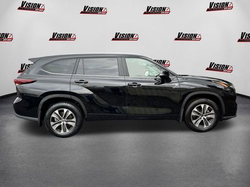 Used 2024 Toyota Highlander XLE image 4