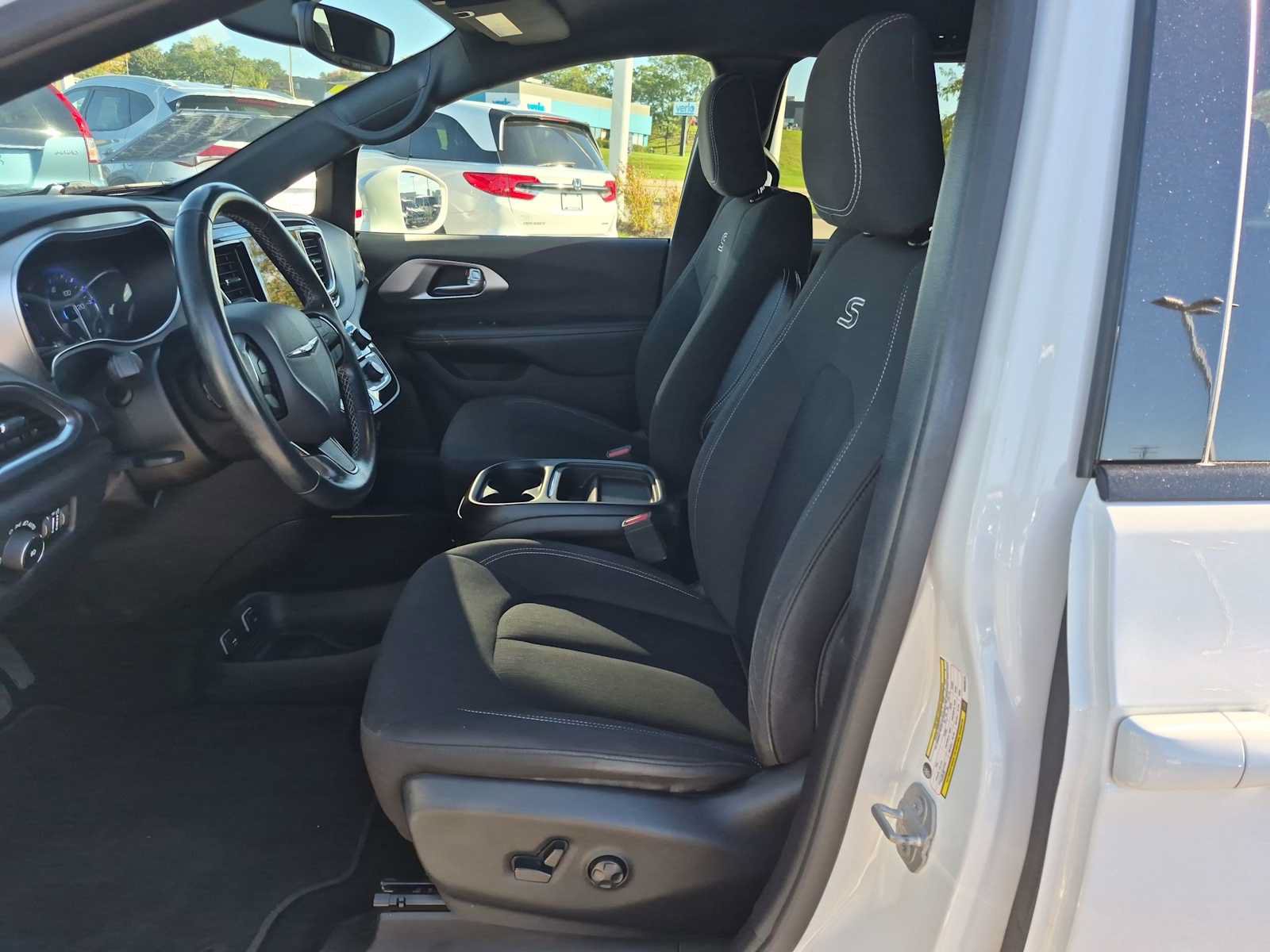 Used 2019 Chrysler Pacifica Touring Plus w/ S Appearance Package FWD image 16