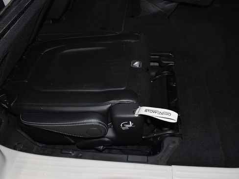 Used 2024 Chrysler Pacifica Touring-L image 32