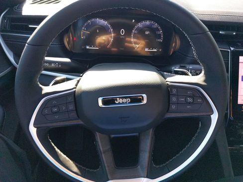 New 2025 Jeep Grand Cherokee Limited w/ Black Appearance Package image 36