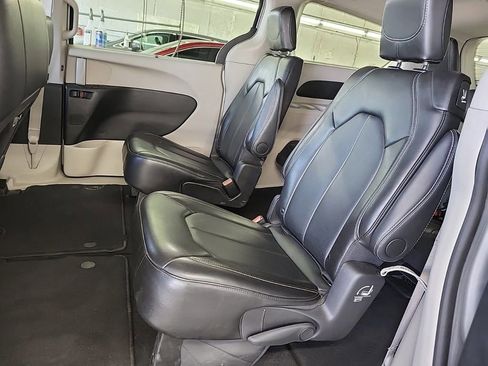 Used 2024 Chrysler Pacifica Touring-L FWD image 9