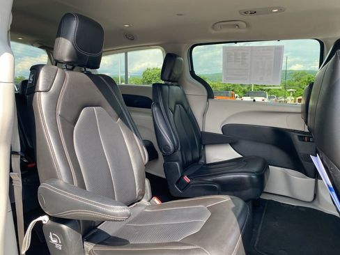 Used 2023 Chrysler Pacifica Touring-L image 11