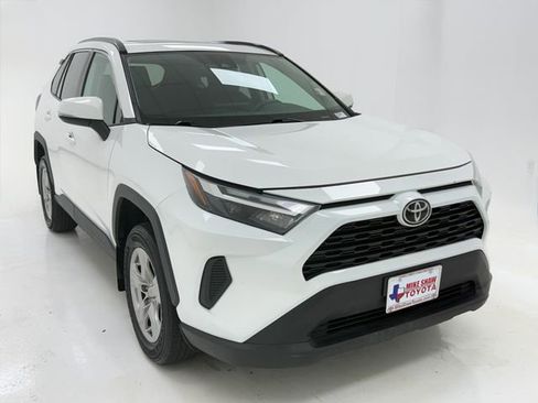 Used 2022 Toyota RAV4 XLE w/ Convenience Package FWD image 2