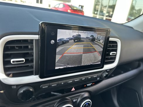 Used 2024 Hyundai Venue Limited image 18