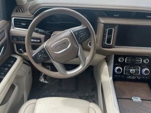 Used 2022 GMC Yukon XL Denali w/ Denali Premium Package AWD/4WD image 15