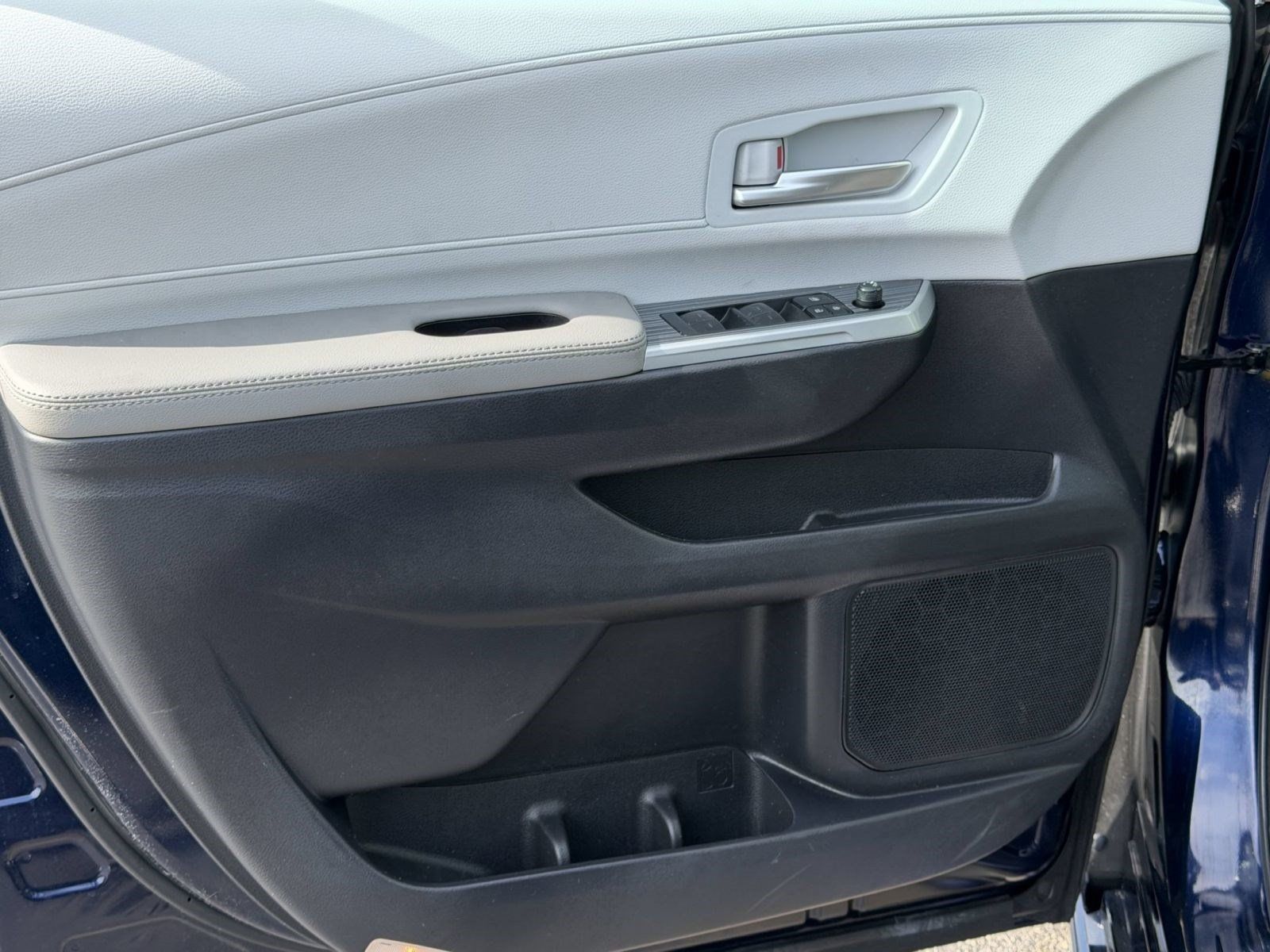Used 2025 Toyota Sienna XLE FWD image 14
