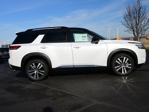 New 2025 Nissan Pathfinder Platinum image 5