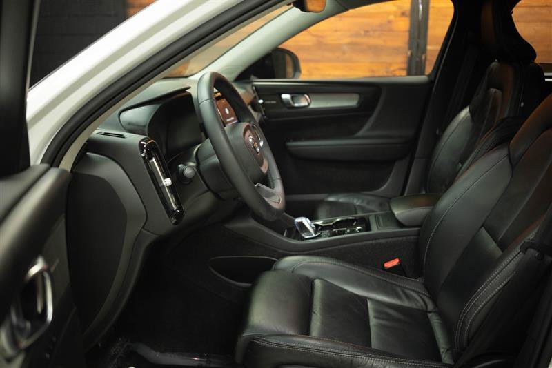 Used 2023 Volvo XC40 B4 Ultimate FWD image 9