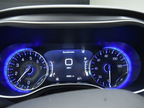 Used 2023 Chrysler Pacifica Touring-L image 19