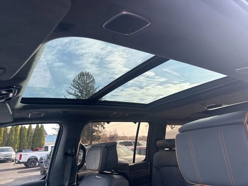 Used 2022 Jeep Grand Wagoneer Series III w/ Rear Seat Video Group 1 image 12