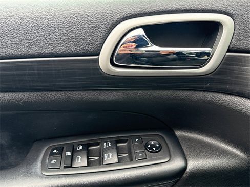 Used 2021 Jeep Grand Cherokee Laredo X image 19