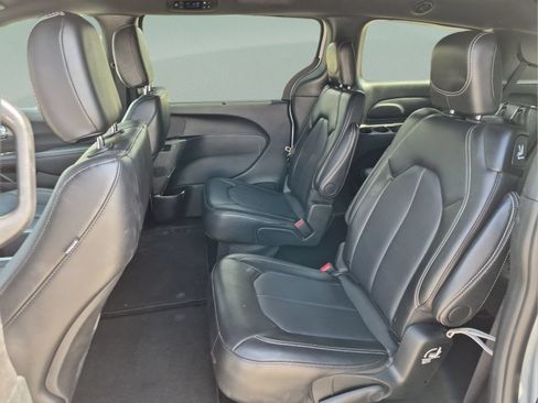 Used 2025 Chrysler Pacifica Select FWD image 17