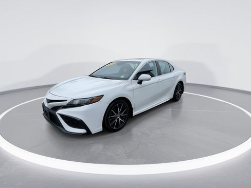 Used 2021 Toyota Camry SE w/ Cold Weather Package image 8