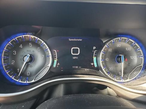 Used 2024 Chrysler Pacifica Touring-L FWD image 32
