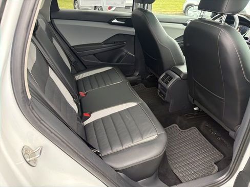 Certified 2022 Volkswagen Taos SEL image 9