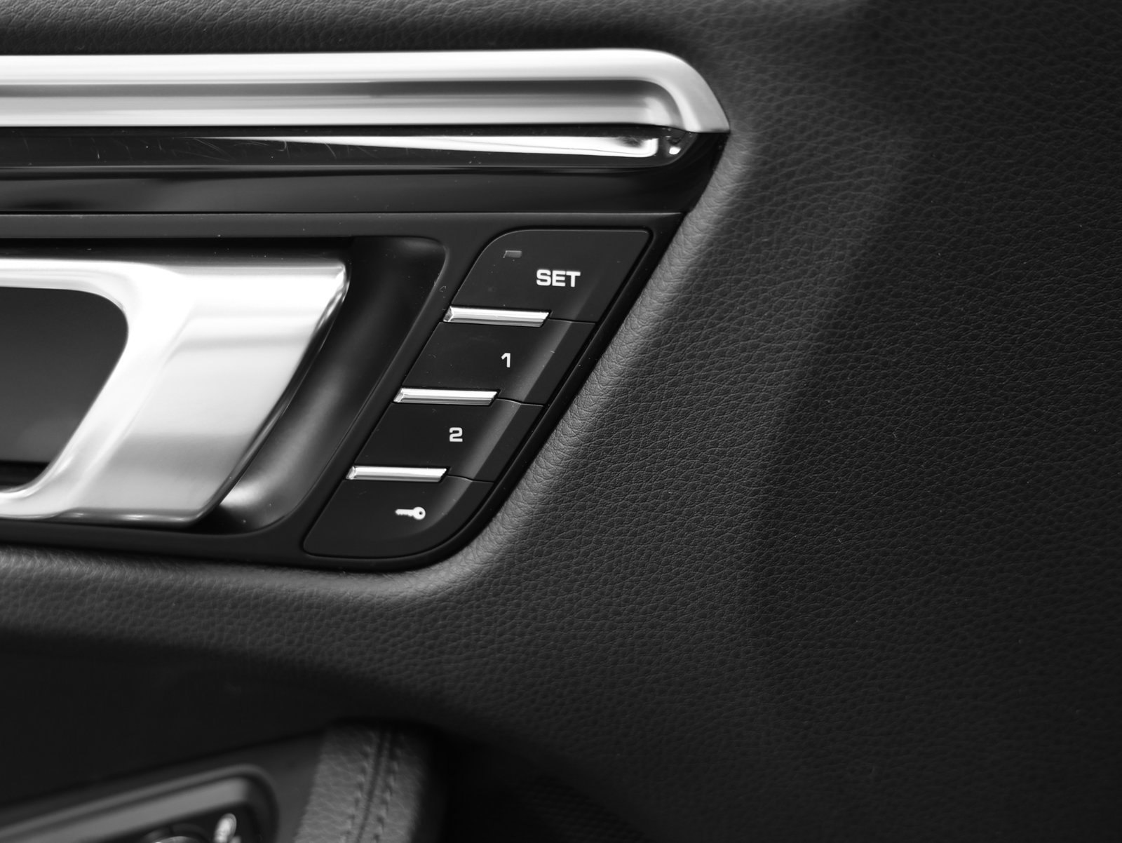 Certified 2021 Porsche Macan S AWD/4WD image 24