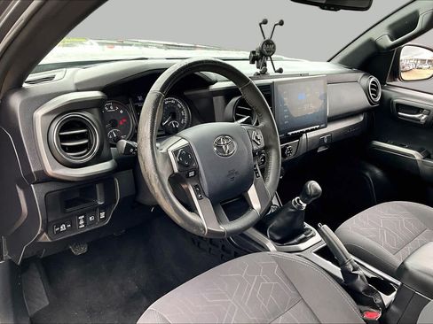 Used 2018 Toyota Tacoma TRD Off-Road w/ Technology Package AWD/4WD image 17