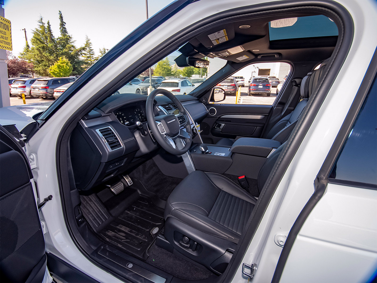 New 2026 Land Rover Discovery Limited Edition AWD/4WD image 36