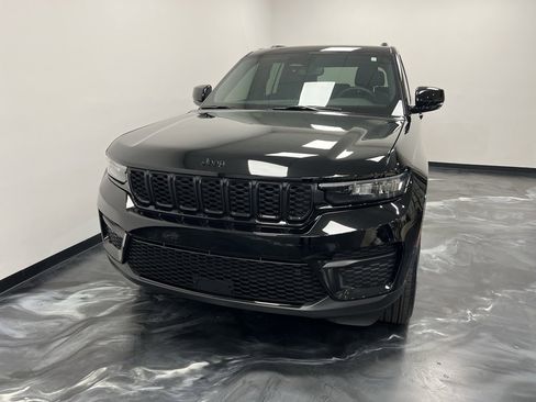 Used 2024 Jeep Grand Cherokee Altitude image 3