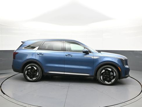 Certified 2025 Kia Sorento EX image 5