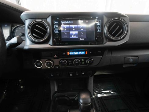 Used 2019 Toyota Tacoma SR5 AWD/4WD image 17