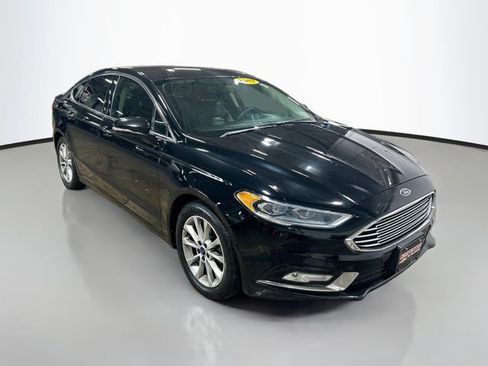 Used 2017 Ford Fusion SE w/ Fusion SE Technology Package FWD image 3